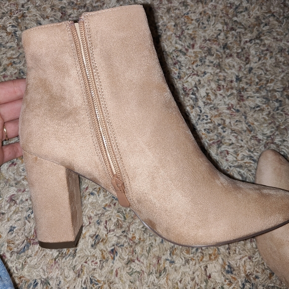 Pink suede ankle boots - Picture 4 of 4